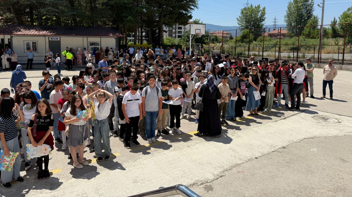Öğrencilerimizin Karne Sevinci.